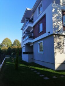 Selvi Apartmanı Bahçe ve Bina Fotoğrafı